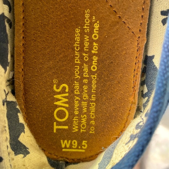 TOMS WOMEN’S NAVY BLUE CANVAS SLIP ON FLATS Sz 9 1/2 GUC - Picture 8 of 9